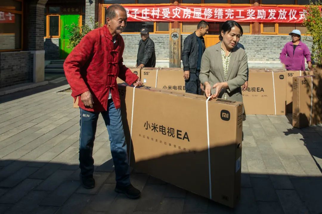 村民抬着电视机高高兴兴回了家 村民抬着电视机高高兴兴回了家