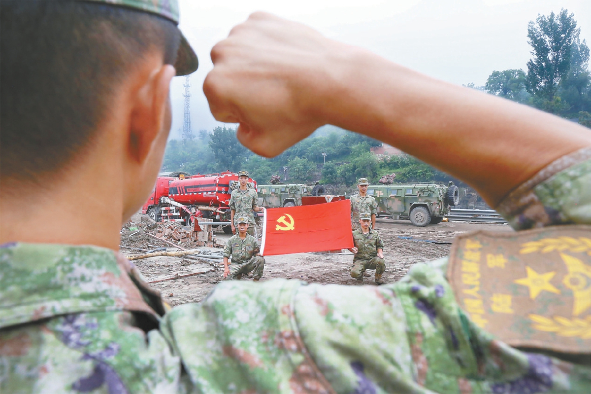抗洪抢险表现突出 6名官兵火线入党