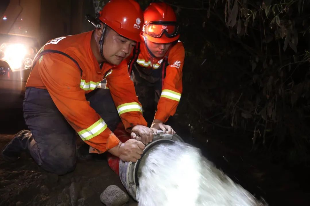 国网北京电力综合应急救援队一队正在对琉璃河镇兴礼站内积水连夜进行抽排，确保抢修进度稳步推进。