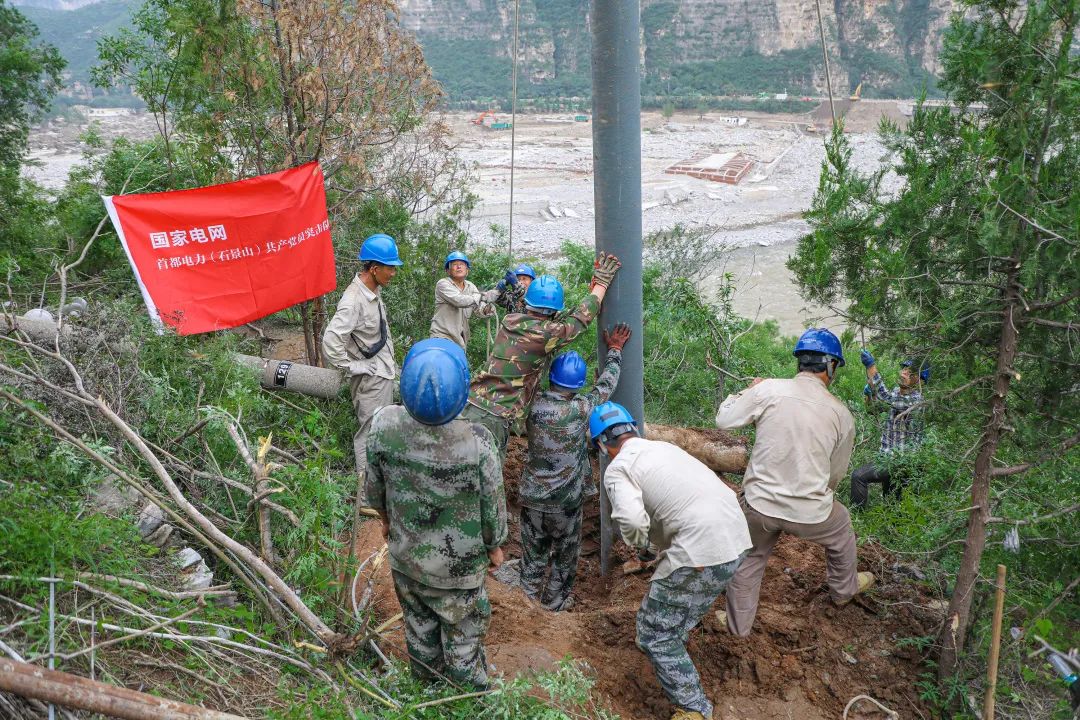 房山区十渡地区，国网北京电力石景山电力保通抢修队在开展10千伏片上路041台区恢复，以及片上路129号杆恢复工作。