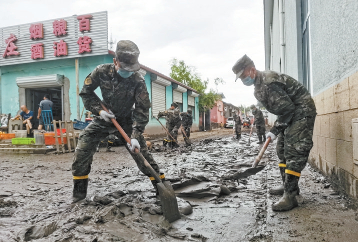 洪水刚刚退却，武警官兵就赶到受灾最严重的村镇，帮助村民清理淤泥。