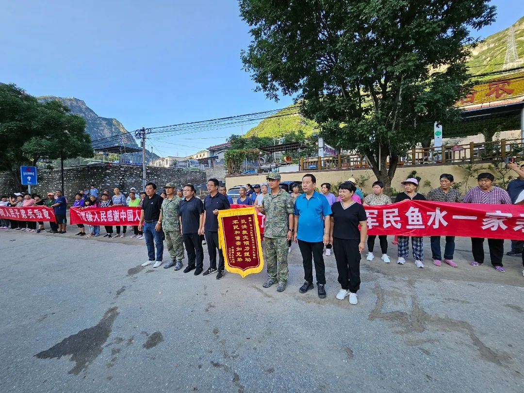 “你们辛苦了！”十渡镇群众自发送别人民子弟兵