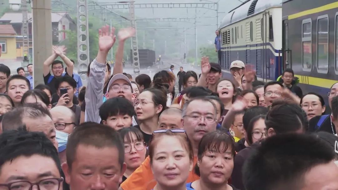 温度驱散冷雨：落坡岭的爸爸、妈妈、女儿和奶奶