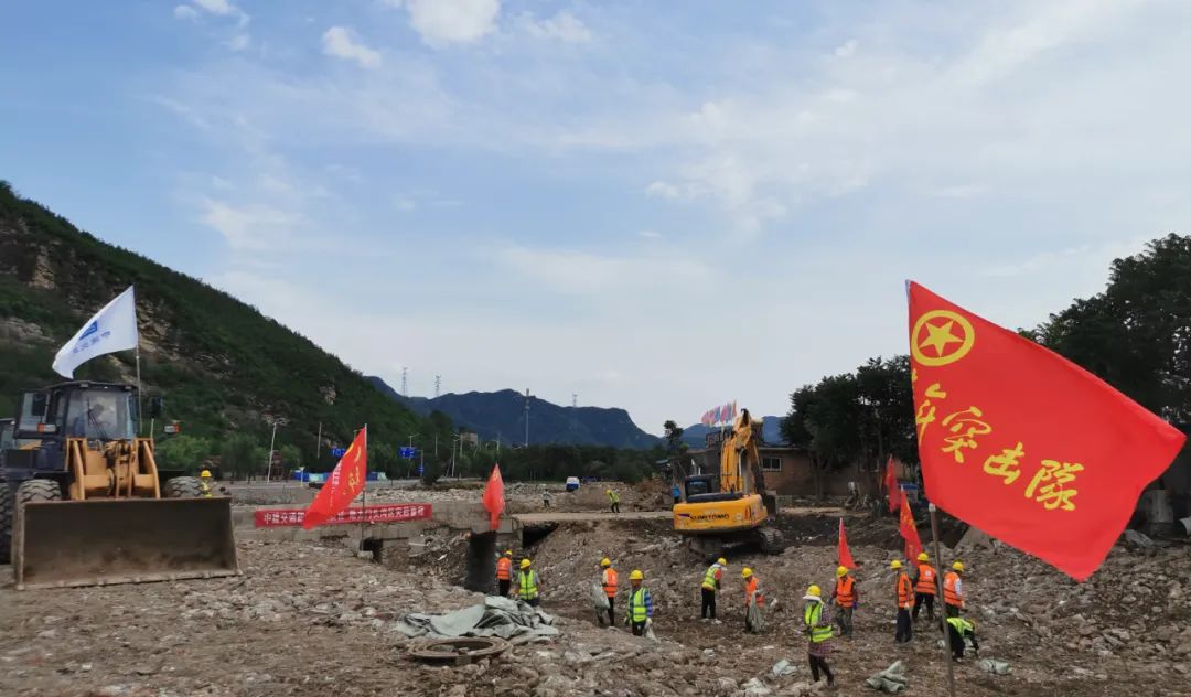 凝心聚力勇担当 青年突击队积极投身防汛抗洪救灾一线