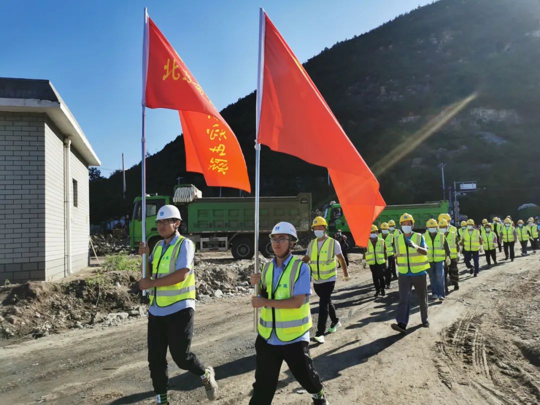 凝心聚力勇担当 青年突击队积极投身防汛抗洪救灾一线