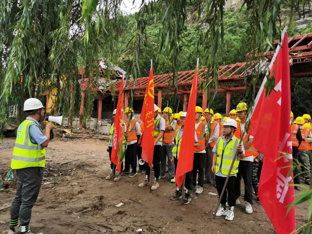 凝心聚力勇担当 青年突击队积极投身防汛抗洪救灾一线