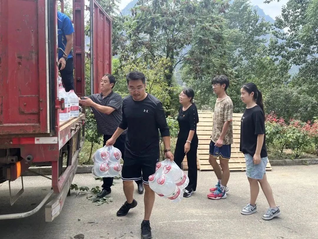 拒马河畔的坚守 暴雨中他全力为民保障护航