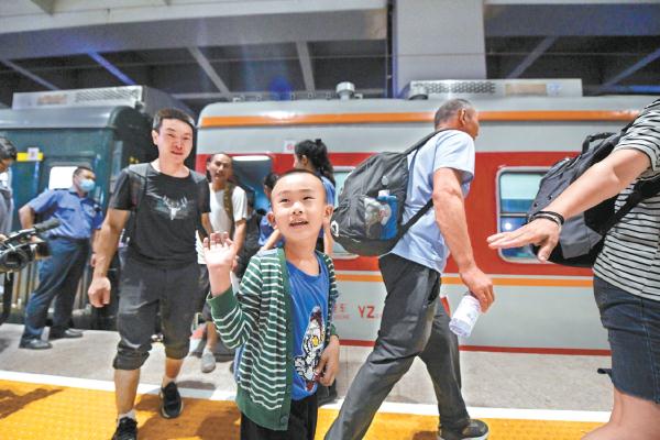 8月3日2时10分，在国铁集团和地方政府、武警部队全力组织、共同努力下，安家庄站、落坡岭站最后一批滞留旅客乘转运客车顺利抵达北京丰台站。至此，所有滞留旅客安全疏运完毕。