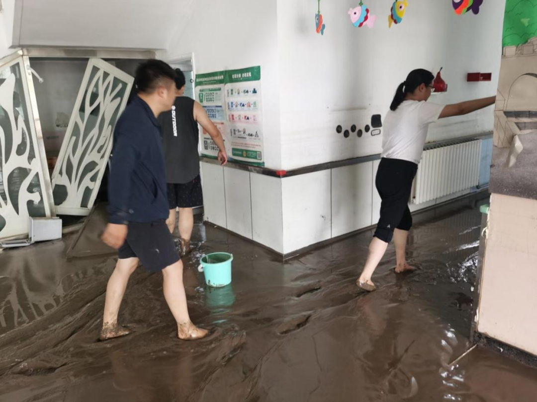 三人一起查看幼儿园受灾情况