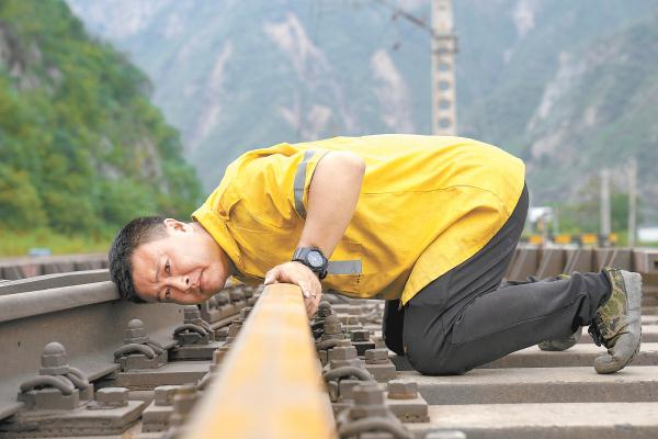 贠鹏认真检查丰沙线线路、隧道等设备状态，确保汛期行车安全。