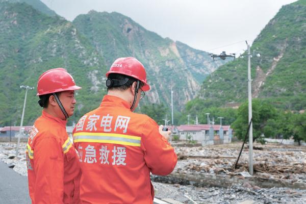 国网北京电力综合应急救援队在门头沟使用无人机对线路损坏情况进行勘察。