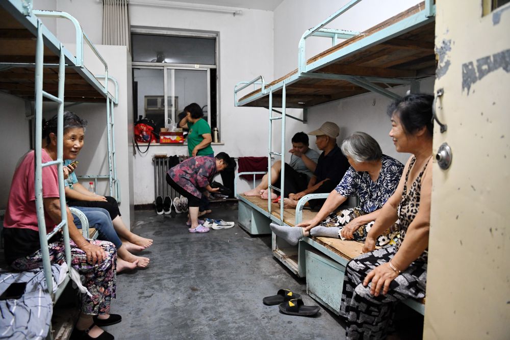 群众在河北省涿州市职教中心安置点内休息（8月1日摄）。