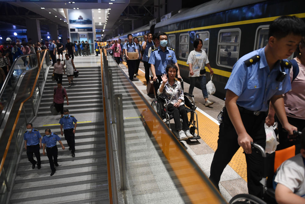 8月3日，K396次、Z180次列车的滞留旅客到达北京丰台站。
