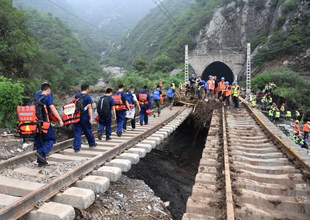 8月2日，救援人员徒步进山帮助滞留旅客转运。