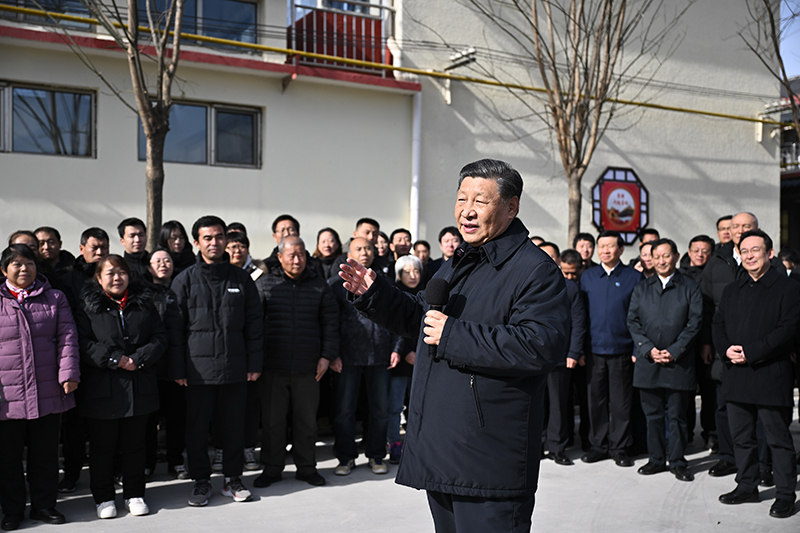  11月10日，中共中央总书记、国家主席、中央军委主席习近平在北京、河北考察灾后恢复重建工作。这是10日上午，习近平在北京门头沟妙峰山镇水峪嘴村考察时，同当地群众亲切交流。