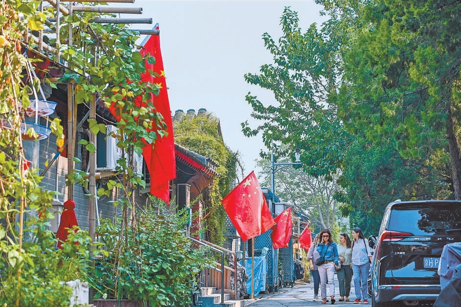 9月24日，记者在西城区西交民巷社区东中胡同看到，家家户户已经挂起五星红旗，迎接国庆佳节到来。