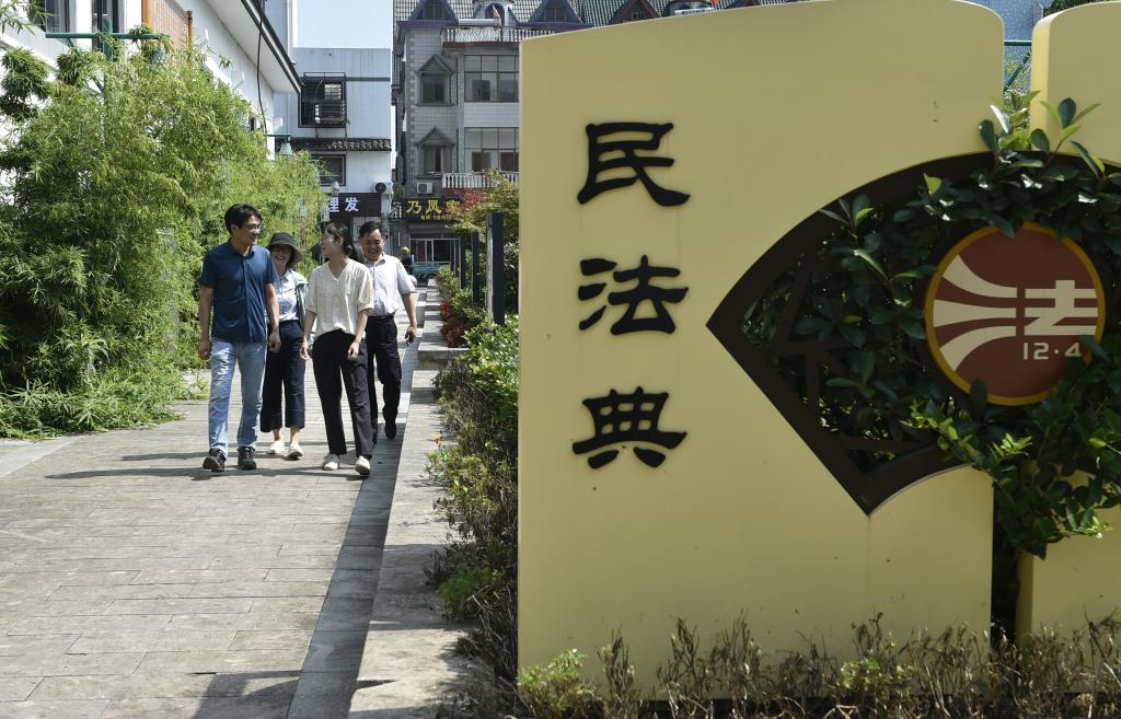 浙江省绍兴市柯桥区安昌古镇里的“民法典走廊”。
