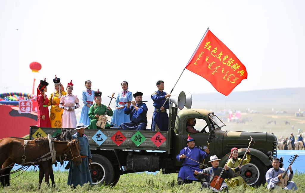 2024年7月14日，乌兰牧骑队员在内蒙古第34届草原那达慕开幕式上表演。