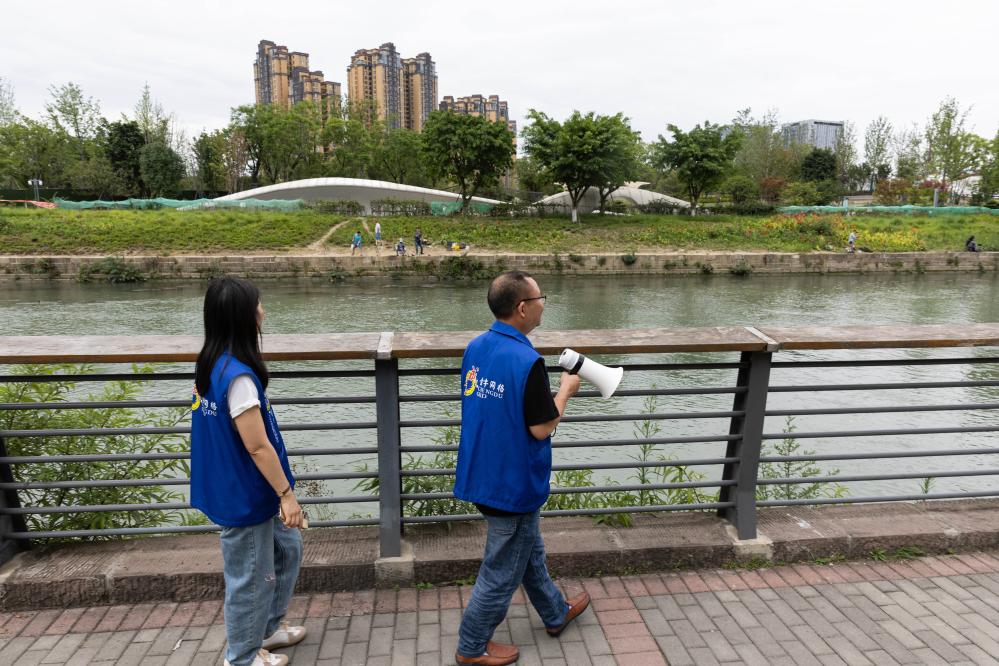 2023年，四川成都市金牛区新桥社区社区河长工作室的工作人员在巡府河。