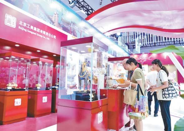 百余件潮品展现守正创新与市场潜力 京味儿国货组团亮相消博会