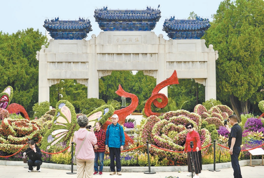 中山公园“芳华锦绣·蝶舞京城”立体花坛洋溢着秋日浓厚的韵味，引得游人合影留念。