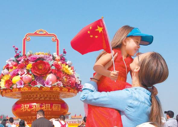 花团锦簇迎国庆 市民打卡长安街