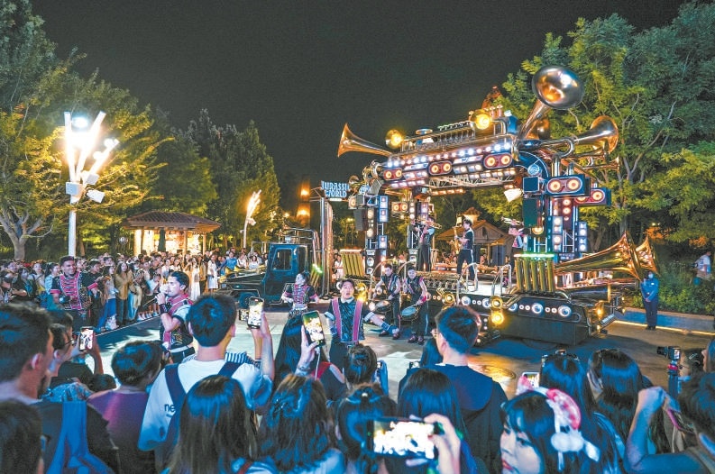 在北京环球影城，一场表演吸引游客驻足观看。