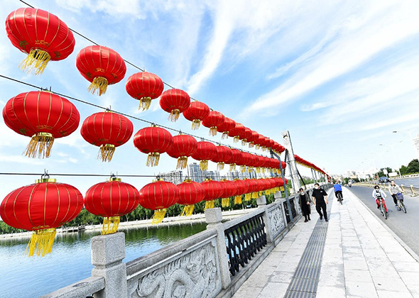 红灯笼、中国结、节庆花卉……城市副中心“盛装”迎国庆