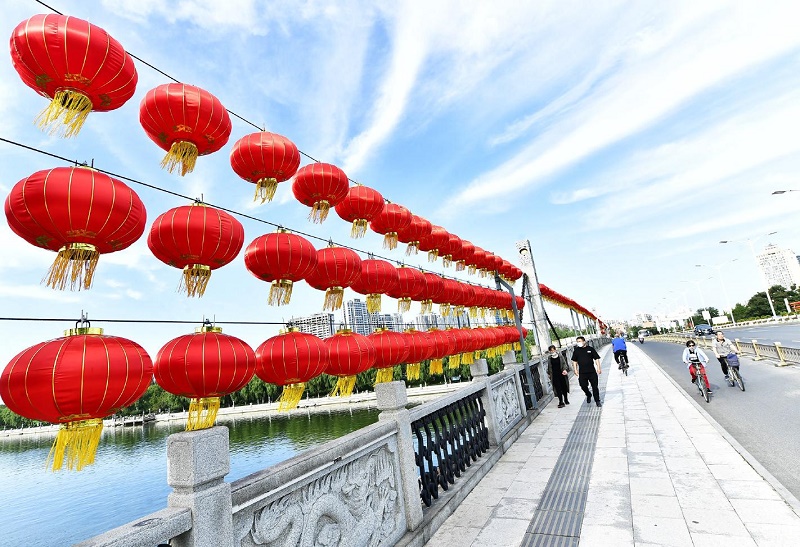 东关大桥上悬挂的红灯笼增添了浓浓的节日氛围。