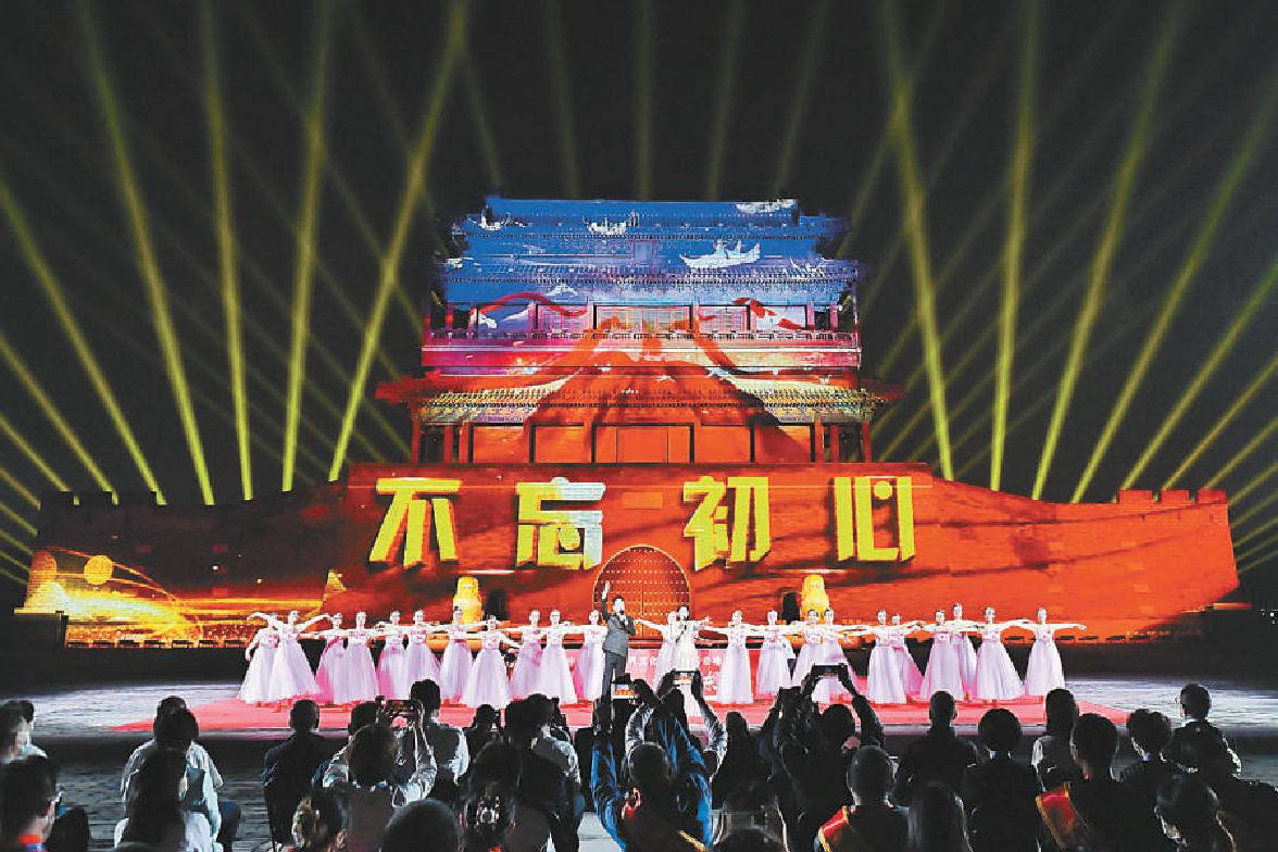 9月28日晚，东城区在永定门公园南广场推出以“百年荣光为国庆生”为主题的“中轴线上·永定门光影秀”，以一场“文化+科技”的跨界视觉盛宴为祖国庆生。