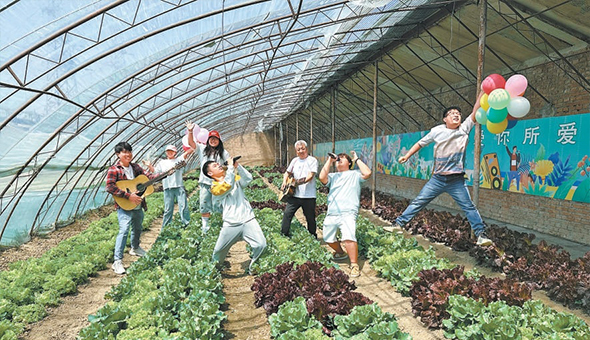 科技推动农旅融合 蔬菜种植玩出新花样