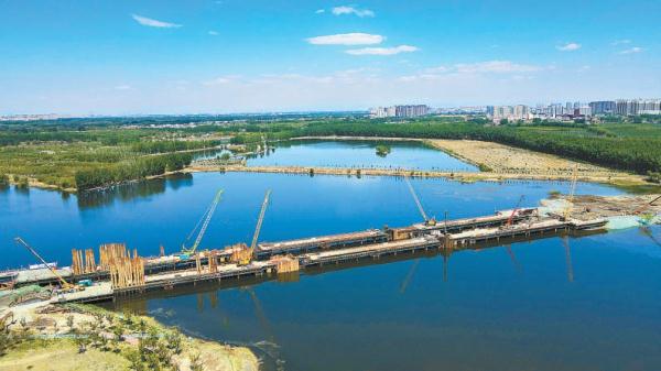 厂通路潮白河大桥主桥建设现场。