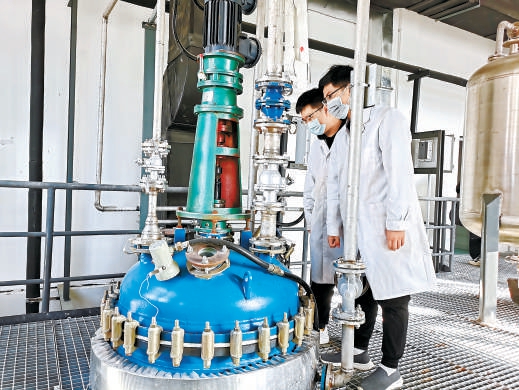 在沧州临港开发区中试熟化基地，来自南开大学的科研人员正在调试设备。