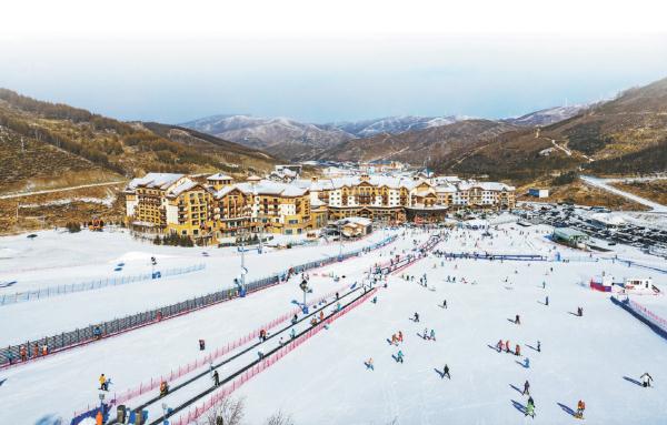 上图：春节假期，太舞滑雪场游客暴增，平均每天客流达8000人次。