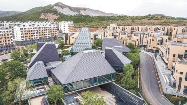 蓟州区后子峪矿区，修复后的废弃矿坑变身“生态课堂”。