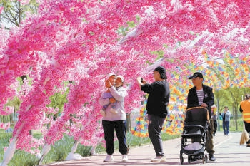 “五一”期间，香河当地美景引来不少游客。