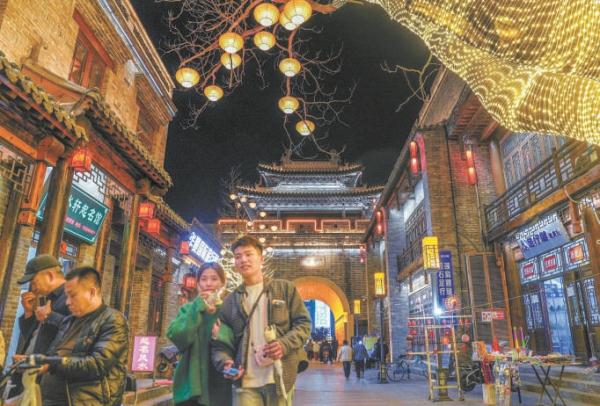夜色中的回车巷历史文化街区吸引不少游客打卡。