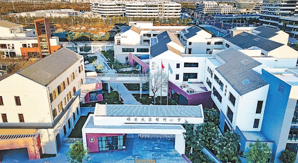 坐落在雄安新区启动区的雄安史家胡同小学外景。