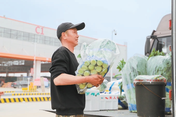 在首衡高碑店国际农产品交易中心，工人正在将加工好的净菜装车。