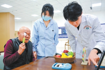 承德市寿康康养中心工作人员指导老人做训练。