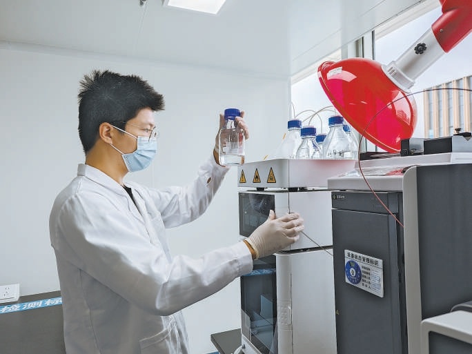 在雄安新区中关村科技园妙心生物的实验室内，工作人员正在进行样本检测。