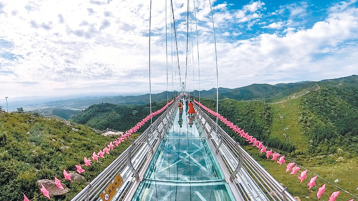 大青山景区横跨于山谷之间的玻璃吊桥给游客带来惊险体验。