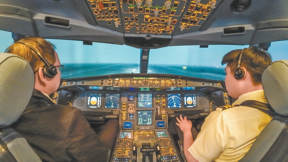 在临空经济区（廊坊），空客A330型模拟机内飞行员在进行培训。