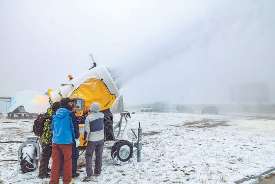 崇礼的滑雪场正在造雪。
