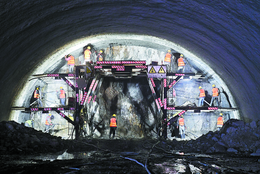 头炮隧道贯通 延崇高速建设打响“头炮”