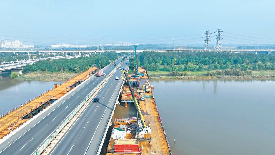 京津塘高速公路改扩建工程施工正酣。 京津塘高速公路改扩建工程施工正酣。