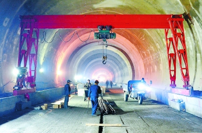 崇礼铁路最长瓦斯隧道道床板开建 崇礼铁路最长瓦斯隧道道床板开建