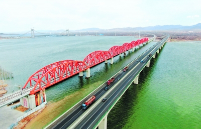 京张高铁官厅水库特大桥铺轨完成