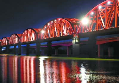 京张高铁跨官厅大桥首次整体亮灯