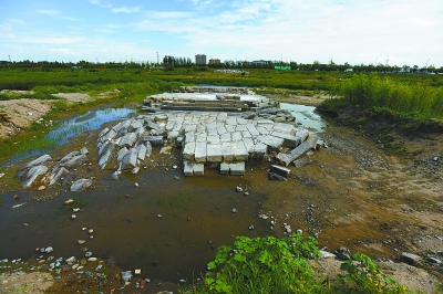 洋河河道中的古桥遗址石构件